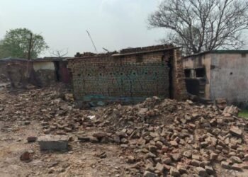 Dhanbad News: बांसजोड़ा 12 नंबर में फिर धधकी जमीन, सड़क के बीच गोफ बनकर निकली आग-गैस से दहशत में ग्रामीण