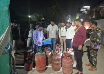 Ranchi News: गैस की कालाबाजारी का भंडाफोड़, प्रशासन ने मारी छापेमारी-कई सिलेंडर जब्त