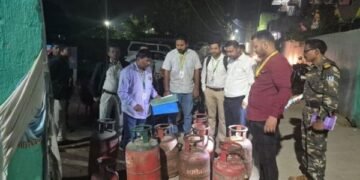 Ranchi News: गैस की कालाबाजारी का भंडाफोड़, प्रशासन ने मारी छापेमारी-कई सिलेंडर जब्त