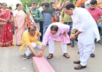 बंगाल समेत तीन राज्यो में बीजेपी की प्रचंड जीत-लड्डू और झालमुड़ी के साथ कार्यकर्ताओें ने मनाया जश्न