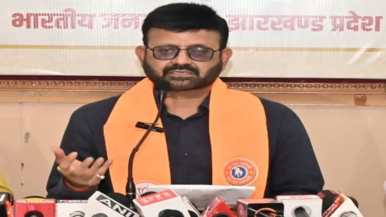 बीजेपी ने उठाई JPSC PT Exam रद्द करने की मांग-युवाओं के भविष्य से खिलवाड़ का आरोप 1 बीजेपी ने उठाई JPSC PT Exam रद्द करने की मांग-युवाओं के भविष्य से खिलवाड़ का आरोप