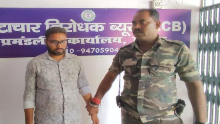 दुमका में एसीबी की बड़ी कार्रवाई, प्रधान लिपिक घूस लेते रंगेहाथ गिरफ्तार 1 दुमका में एसीबी की बड़ी कार्रवाई, प्रधान लिपिक घूस लेते रंगेहाथ गिरफ्तार