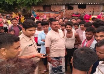 पाकुड़ में घरेलू विवाद में हंसुआ से वार कर पत्नी की हत्या, बचाने आए पिता पर भी किया हमला