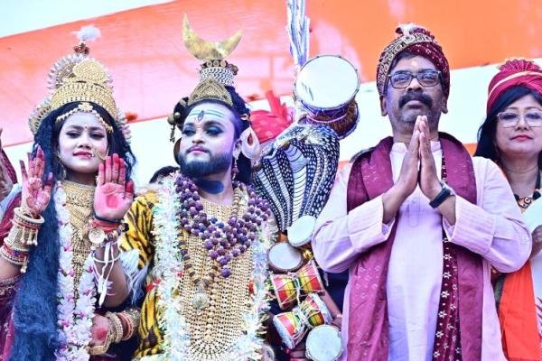 पहाड़ी मंदिर में CM Hemant Soren ने किया भगवान भोलेनाथ का जलाभिषेक