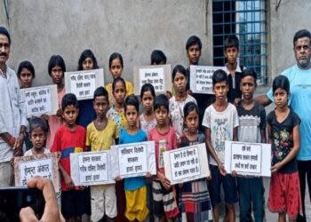 जाति प्रमाण पत्र की मांग को लेकर कतरास में स्कूली बच्चों ने किया प्रदर्शन