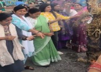 भाजपा सांसद कंगना रनौत के विवादित बयान के विरोध में महिला कांग्रेस ने किया पुतला दहन