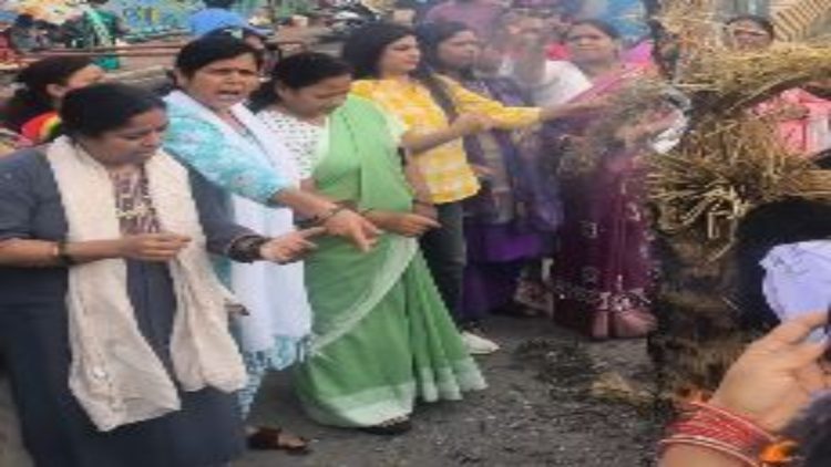 भाजपा सांसद कंगना रनौत के विवादित बयान के विरोध में महिला कांग्रेस ने किया पुतला दहन