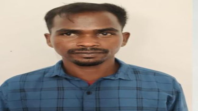 Breaking News: 109 केस, 26 बड़ी नक्सली वारदातें और 10 लाख का इनाम, सालूका और उसके दो साथियों ने किया सरेंडर 1 Breaking News: 109 केस, 26 बड़ी नक्सली वारदातें और 10 लाख का इनाम, सालूका और उसके दो साथियों ने किया सरेंडर