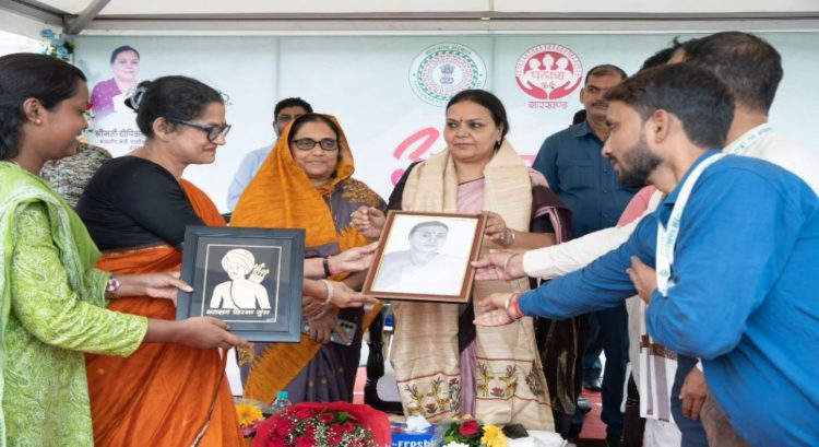 झारखंड में JSLPS कर्मियों के लिए बड़ी खबर, नई HR Policy से खुलेंगे 1,300 रोजगार के अवसर 1 झारखंड में JSLPS कर्मियों के लिए बड़ी खबर, नई HR Policy से खुलेंगे 1,300 रोजगार के अवसर