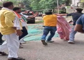 तिरंगा यात्रा में भाजपा कार्यकर्ताओं के बीच मारपीट, डंडे से हमले का आरोप