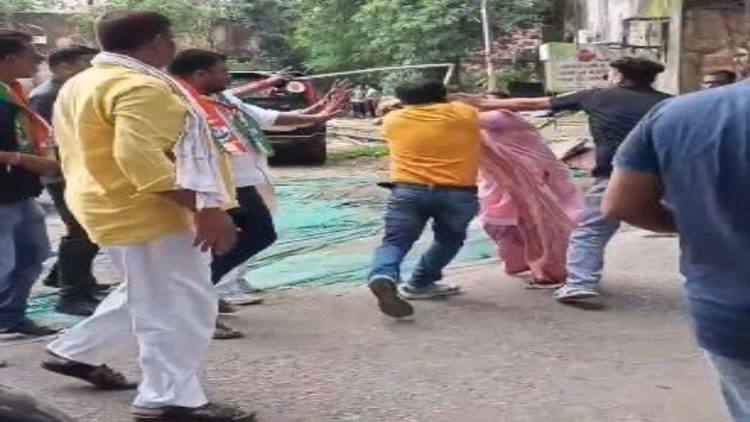 तिरंगा यात्रा में भाजपा कार्यकर्ताओं के बीच मारपीट, डंडे से हमले का आरोप