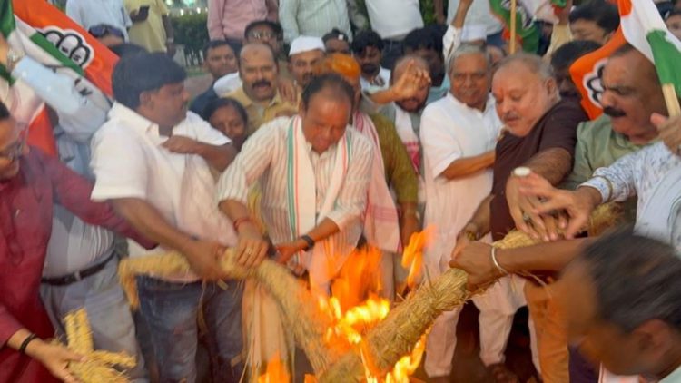 राहुल गांधी के खिलाफ प्राथमिकी के विरोध में कांग्रेस का प्रदर्शन, केंद्र सरकार का पुतला फूंका