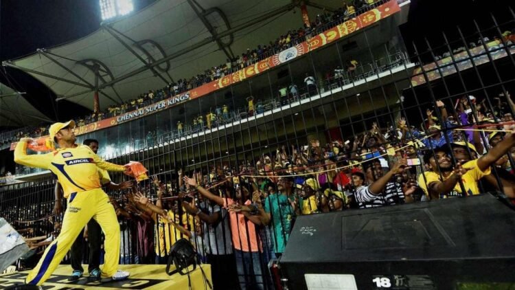 Dhoni के ‘आखिरी दीदार’ ने बढ़ाई हलचल! चेपॉक में भावुक हुए फैंस, रिटायरमेंट की अटकलें तेज