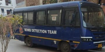 Delhi Bomb Threat: दिल्ली के 9 बड़े स्कूलों को ई-मेल और कॉल से धमकी, जानिए पूरा मामला