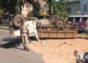 Ranchi Breaking: सहजानंद चौक से हरमू चौक के बीच बालू लदा 407 ट्रक पलटा, कई घायल