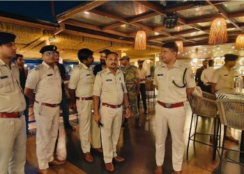 रांची के चर्चित बार में देह व्यापार का शक? आधी रात पुलिस की छापेमारी, 7 युवतियों समेत कई हिरासत में