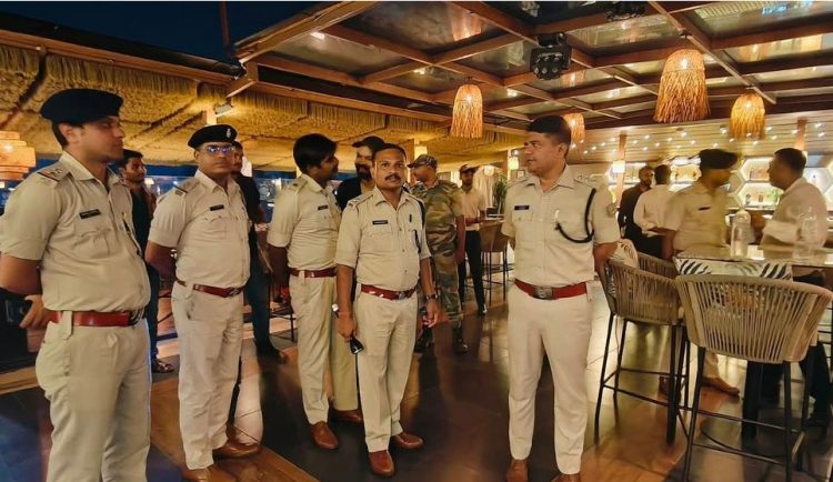 रांची के चर्चित बार में देह व्यापार का शक? आधी रात पुलिस की छापेमारी, 7 युवतियों समेत कई हिरासत में 1 रांची के चर्चित बार में देह व्यापार का शक? आधी रात पुलिस की छापेमारी, 7 युवतियों समेत कई हिरासत में