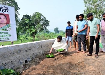 सीएम हेमंत सोरेन ने नेमरा में निभाई दिवंगत मां रूपी सोरेन के श्राद्ध कर्म की रस्म