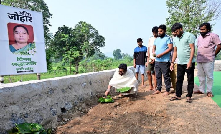 सीएम हेमंत सोरेन ने नेमरा में निभाई दिवंगत मां रूपी सोरेन के श्राद्ध कर्म की रस्म