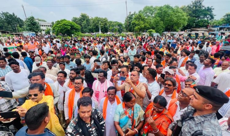 BJP holds protest in Jamtara: Babulal Marandi targets Hemant government; DC-SP offices gheraoed.