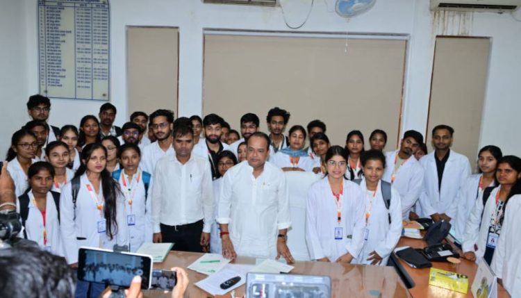 Health Minister Dr. Irfan Ansari heard the grievances of paramedical students and sought a report on hostel arrangements within a week.