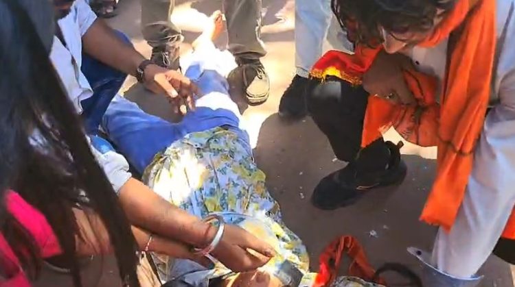 विधानसभा घेराव के दौरान बवाल: ABVP कार्यकर्ताओं की पुलिस से धक्का-मुक्की, छात्र-छात्राएं बेहोश 1 Chaos during Vidhan Sabha gherao: ABVP activists scuffle with police; students faint.