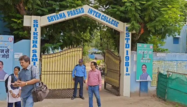 Jamshedpur: Student enters classroom with country-made pistol and live cartridges