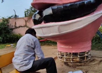 In Ranchi, a Muslim family crafts the effigy of Ravana—a tradition at Morabadi that has continued since 1948.