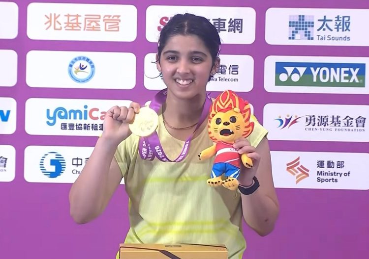भारतीय बैडमिंटन खिलाड़ी तन्वी शर्मा (Tanvi Sharma) ताइपे ओपन में अपना पहला BWF सुपर 300 खिताब जीतने के बाद।