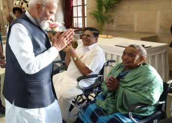 प्रधानमंत्री नरेंद्र मोदी दिशोम गुरु शिबू सोरेन और रूपी सोरेन से मुलाकात करते हुए
