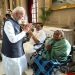 प्रधानमंत्री नरेंद्र मोदी दिशोम गुरु शिबू सोरेन और रूपी सोरेन से मुलाकात करते हुए