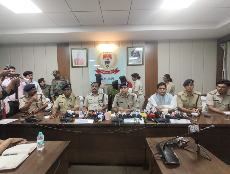 हजारीबाग में अंधविश्वास का खौफनाक खेल: तंत्र-मंत्र के नाम पर माँ ने 13 साल की बेटी की दी बलि, 3 गिरफ्तार 1 हजारीबाग में अंधविश्वास का खौफनाक खेल: तंत्र-मंत्र के नाम पर माँ ने 13 साल की बेटी की दी बलि, 3 गिरफ्तार