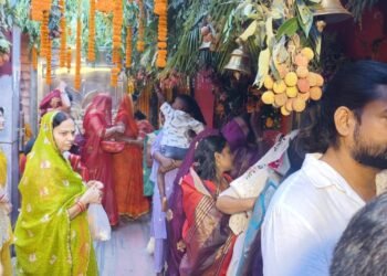 मणिटोला बड़ा पूजा महोत्सव : दूसरे दिन सुबह से उमड़ी श्रद्धालुओं की भारी भीड़, मां काली के दर्शन को लंबी कतारें