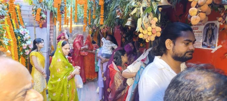 मणिटोला बड़ा पूजा महोत्सव : दूसरे दिन सुबह से उमड़ी श्रद्धालुओं की भारी भीड़, मां काली के दर्शन को लंबी कतारें
