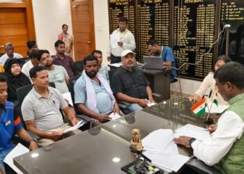 रांची में भू-माफियाओं पर सख्त हुए DC मंजूनाथ भजन्त्री, जनता दरबार में अधिकारियों को फटकार