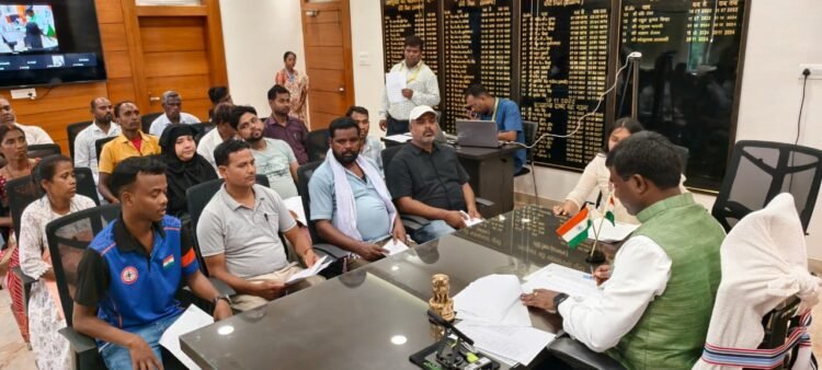 रांची में भू-माफियाओं पर सख्त हुए DC मंजूनाथ भजन्त्री, जनता दरबार में अधिकारियों को फटकार