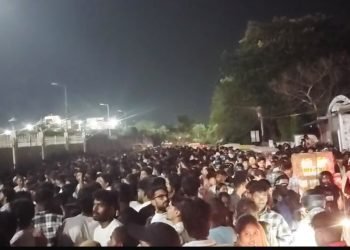 Ranchi: JSCA स्टेडियम के वेस्ट गेट पर भगदड़, कई घायल, नाराज दर्शकों ने तोड़ा गेट