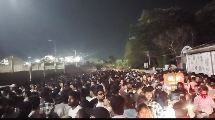 Ranchi: JSCA स्टेडियम के वेस्ट गेट पर भगदड़, कई घायल, नाराज दर्शकों ने तोड़ा गेट 1 Ranchi: JSCA स्टेडियम के वेस्ट गेट पर भगदड़, कई घायल, नाराज दर्शकों ने तोड़ा गेट