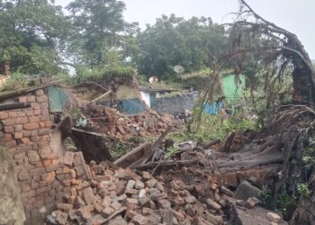 Dhanbad: जोगता में भू-धंसान कई मकान जमींदोज, ग्रामीणों ने मलबे से निकाले दबे लोग; आक्रोशित जनता ने सड़क किया जाम 5 Dhanbad: जोगता में भू-धंसान कई मकान जमींदोज, ग्रामीणों ने मलबे से निकाले दबे लोग; आक्रोशित जनता ने सड़क किया जाम