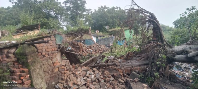 Dhanbad: जोगता में भू-धंसान कई मकान जमींदोज, ग्रामीणों ने मलबे से निकाले दबे लोग; आक्रोशित जनता ने सड़क किया जाम 1 Dhanbad: जोगता में भू-धंसान कई मकान जमींदोज, ग्रामीणों ने मलबे से निकाले दबे लोग; आक्रोशित जनता ने सड़क किया जाम