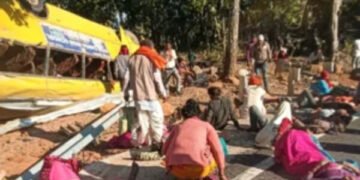 Lathehar Bus Accident: लातेहार में भीषण सड़क हादसा, शादी की खुशियां मातम में बदली