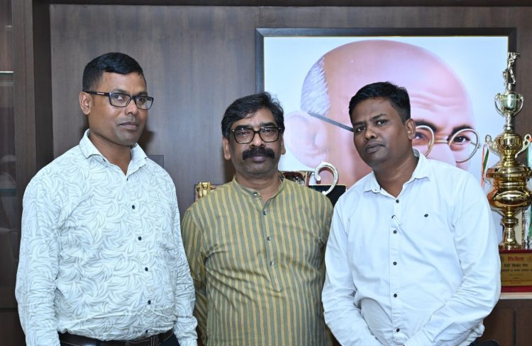 झारखंड ने बढ़ाया मदद का हाथ: असम बाढ़ पीड़ितों के लिए हेमंत सोरेन सरकार ने दिए 3 करोड़ रुपये, हिमंत बिस्वा सरमा ने जताया आभार