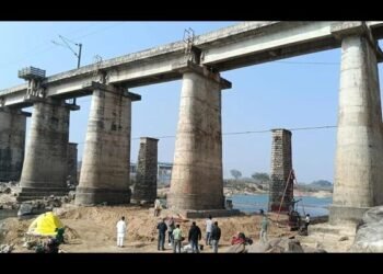 Ranchi News: रांची-लोहरदगा रेलखंड ठप, कोयल नदी पुल में दरार से यात्री परेशान