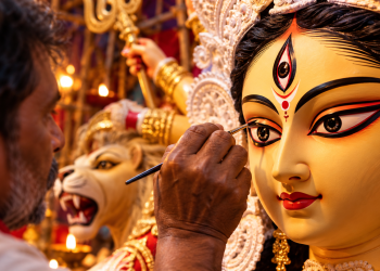 मां दुर्गा की प्रतिमा की आंखें बनाते हुए मूर्तिकार, चक्षुदान की परंपरा