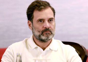 Rahul Gandhi के काफिले में हादसा, पूर्वांचल एक्सप्रेसवे पर आपस में टकराईं चार कारें और एंबुलेंस 8 Accident involving Rahul Gandhi's convoy; four cars and an ambulance collide on Purvanchal Expressway