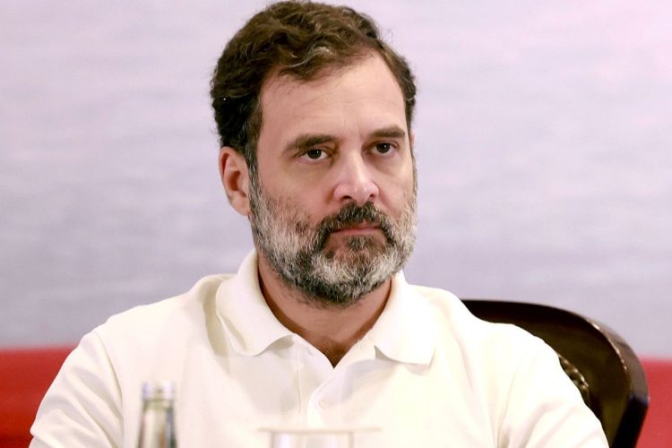 Rahul Gandhi के काफिले में हादसा, पूर्वांचल एक्सप्रेसवे पर आपस में टकराईं चार कारें और एंबुलेंस 1 Accident involving Rahul Gandhi's convoy; four cars and an ambulance collide on Purvanchal Expressway
