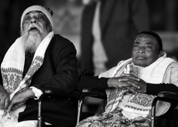 शिबू सोरेन और रूपी सोरेन एक कार्यक्रम में साथ बैठे हुए, ब्लैक एंड व्हाइट तस्वीर