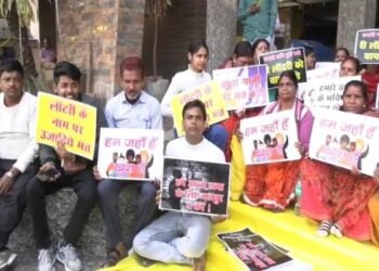 Ranchi News: री-लॉटरी के विरोध में सड़क पर उतरे दुकानदार, आत्मदाह की दी चेतावनी