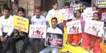 Ranchi News: री-लॉटरी के विरोध में सड़क पर उतरे दुकानदार, आत्मदाह की दी चेतावनी