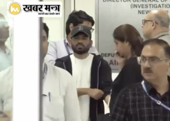 दिल्ली एयरपोर्ट पर मीडिया से बात करते कॉकरोच जनता पार्टी (CJP) के संस्थापक अभिजीत दीपके।